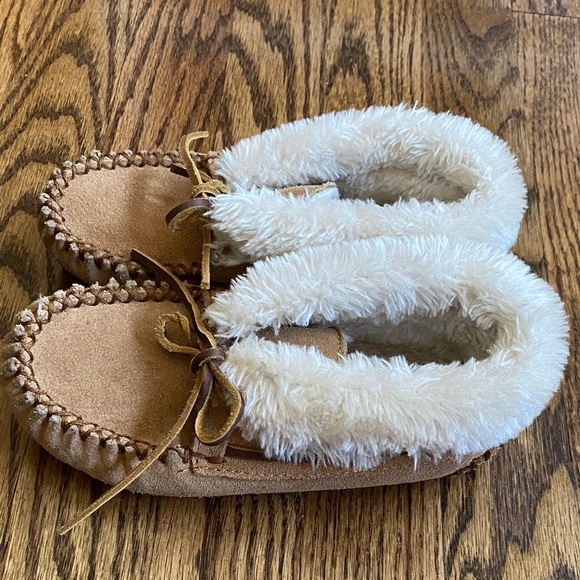Kids Minnetonka Charley slippers, color cinnamon, size 1. Excellent condition - Picture 4 of 11
